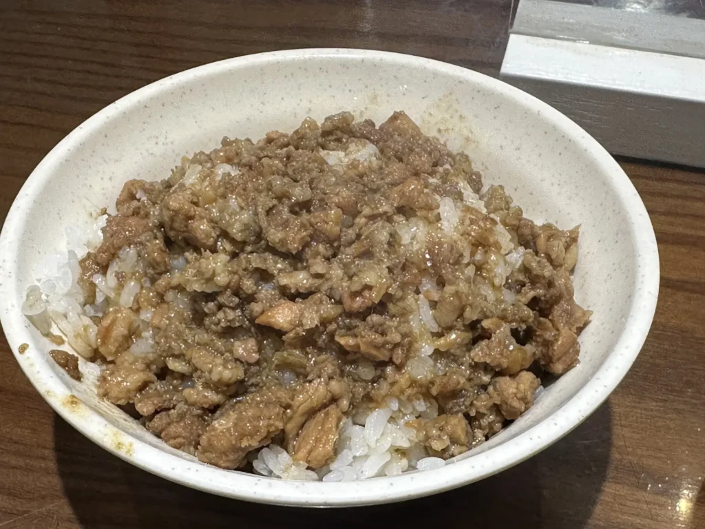 龍緣魯肉飯的滷肉飯。