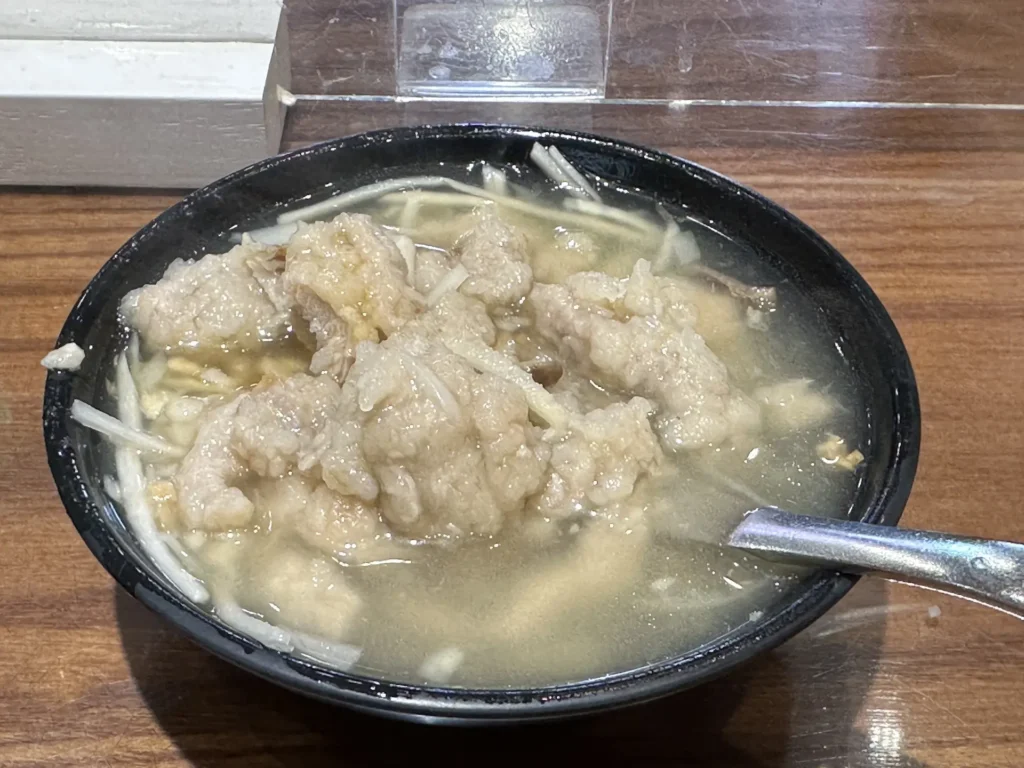 龍緣魯肉飯的肉羹湯。