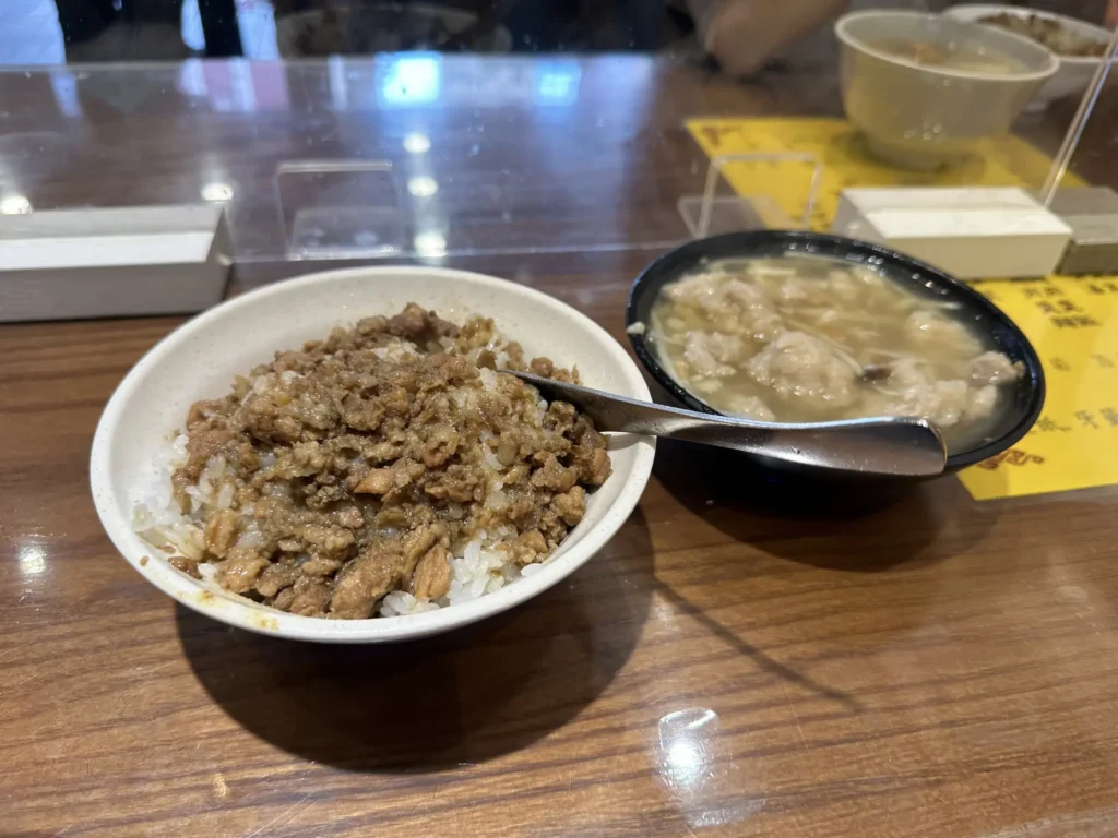 龍緣魯肉飯的滷肉飯和肉羹湯。