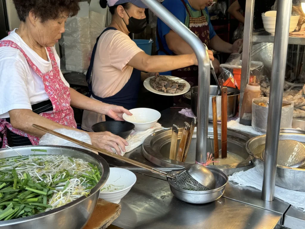 三姐鵝肉一共有三個人在攤位前處理食物。