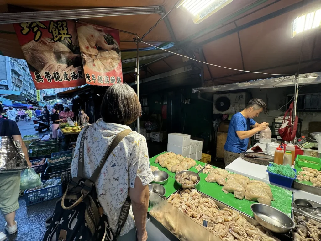 雙和市場珍饌攤位,掛著一隻隻油亮的油雞