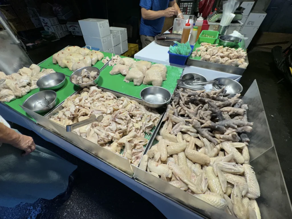 珍饌攤上擺著各種切好的雞肉部位與油雞