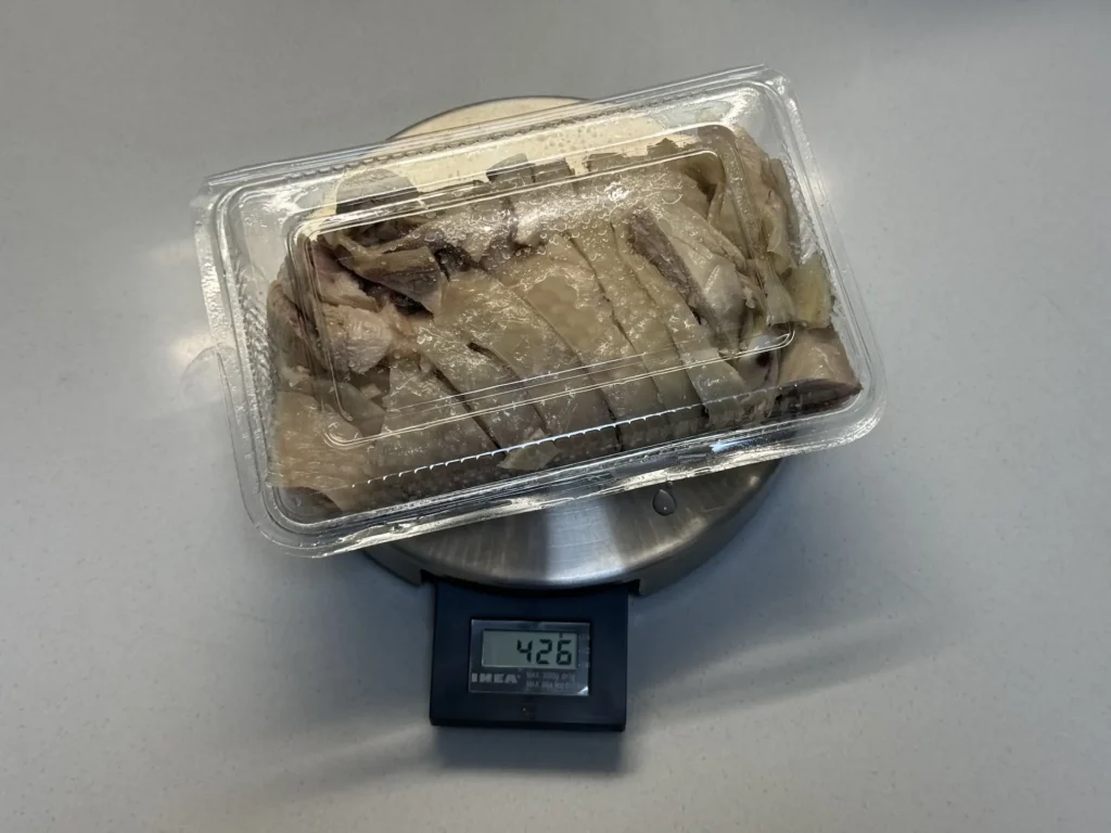 一盒油雞放在電子秤上秤重