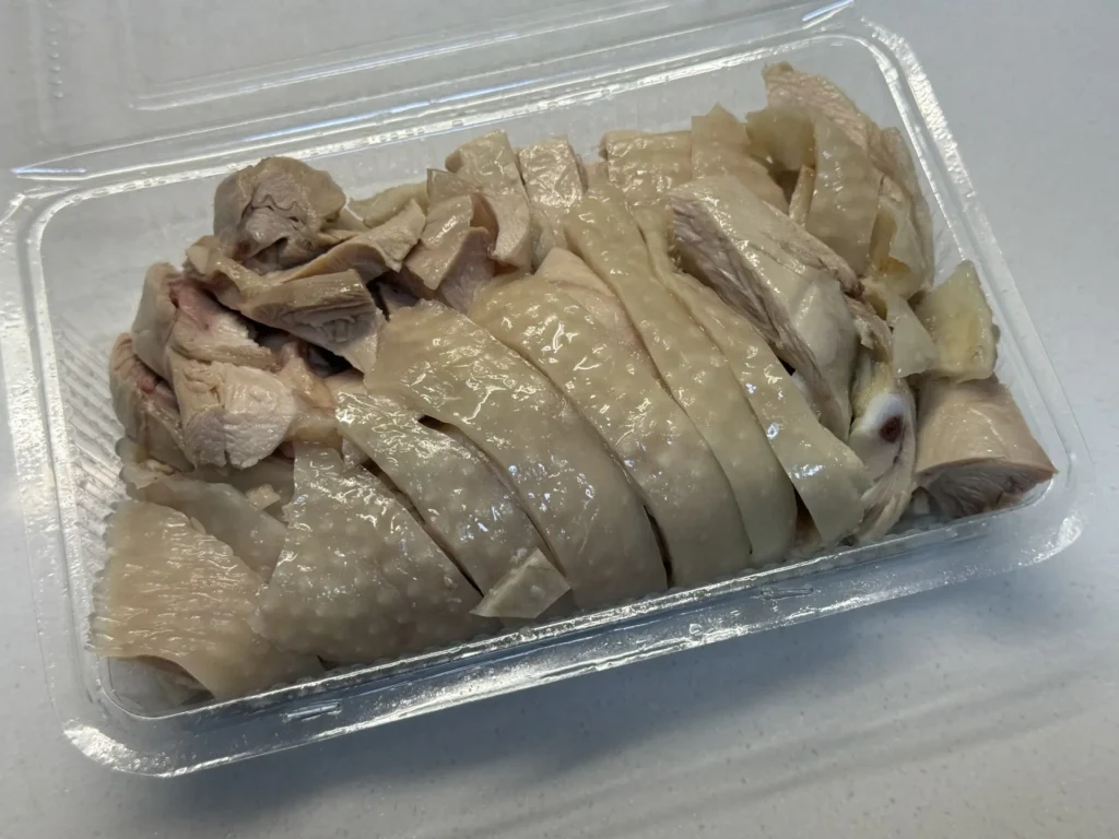 珍饌的無骨油雞腿切盤,帶皮油亮擺在盒子裡