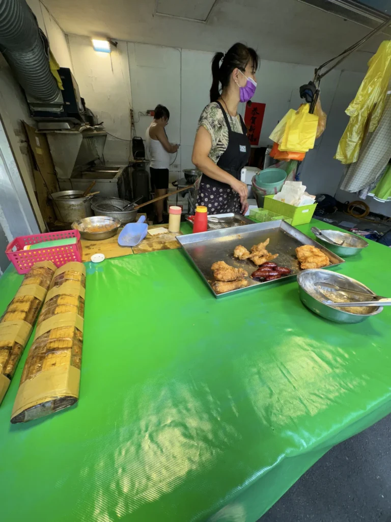 雙連市場裡雙連轉角炸雞的攤車，老闆娘正在油鍋前炸物