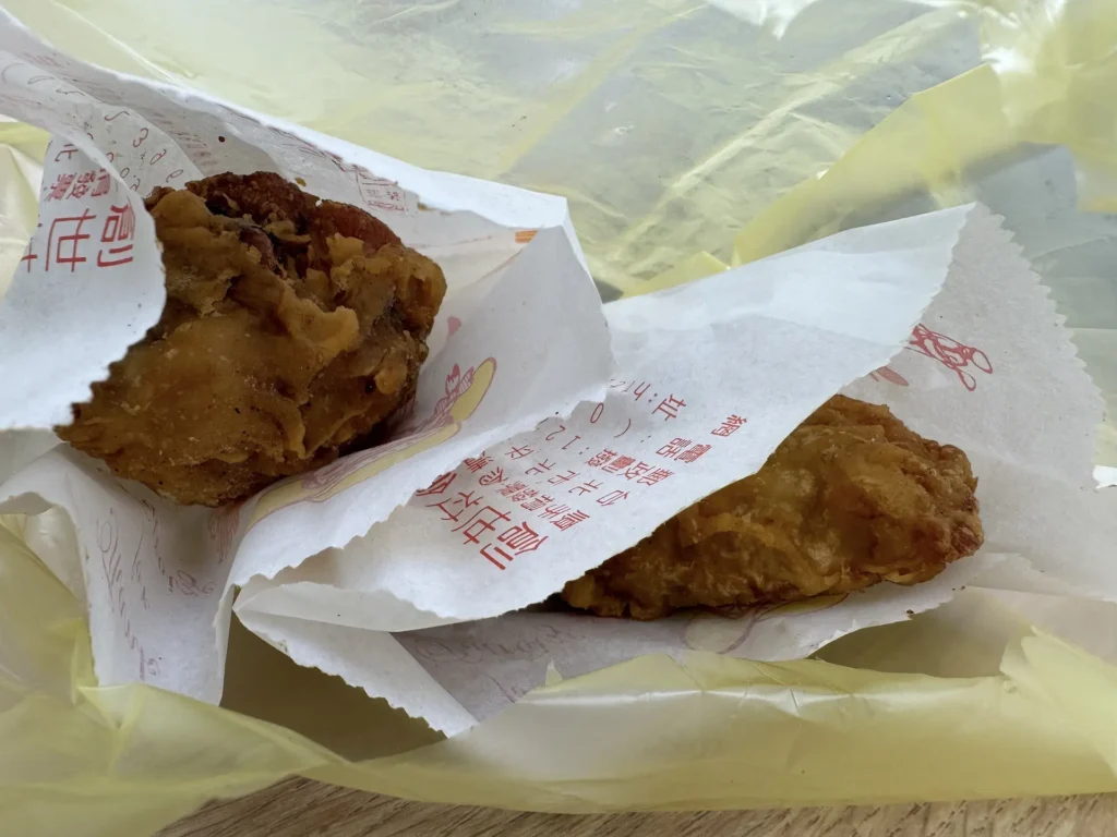 雙連轉角炸雞剛炸好的炸雞，裝在紙袋裡冒著熱氣