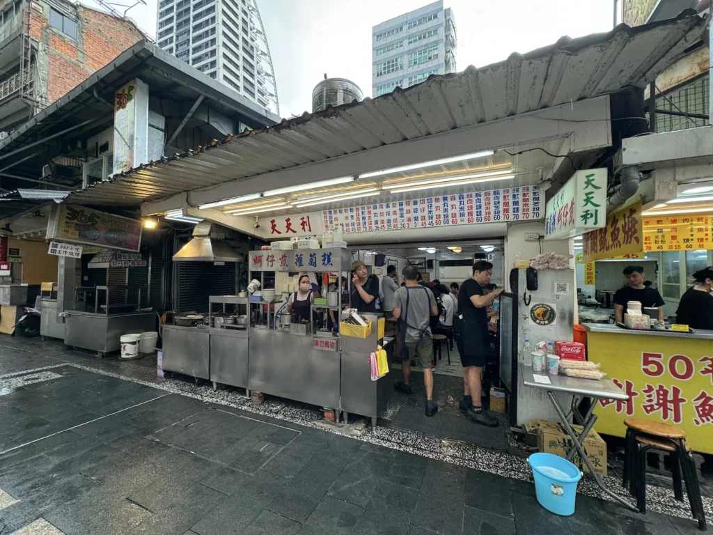 天天利美食坊的店門口。