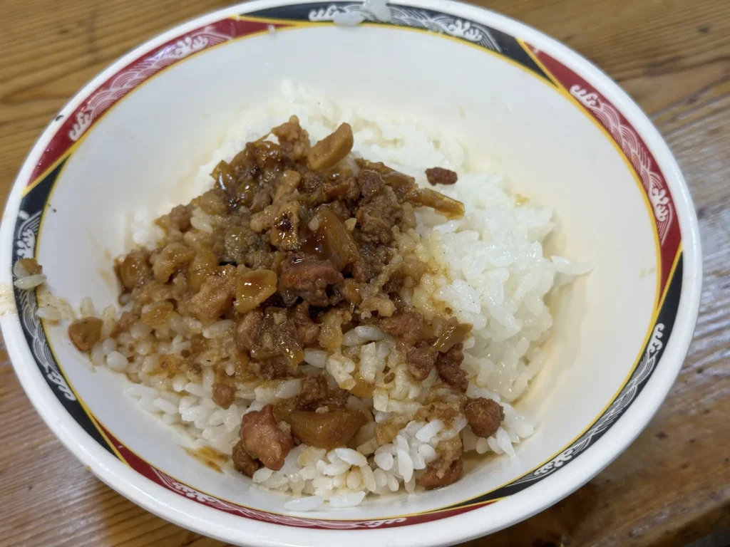 天天利美食坊的滷肉飯比較像是肉燥飯。