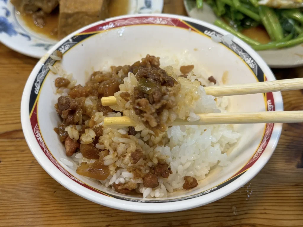 天天利美食坊的滷肉飯好吃！