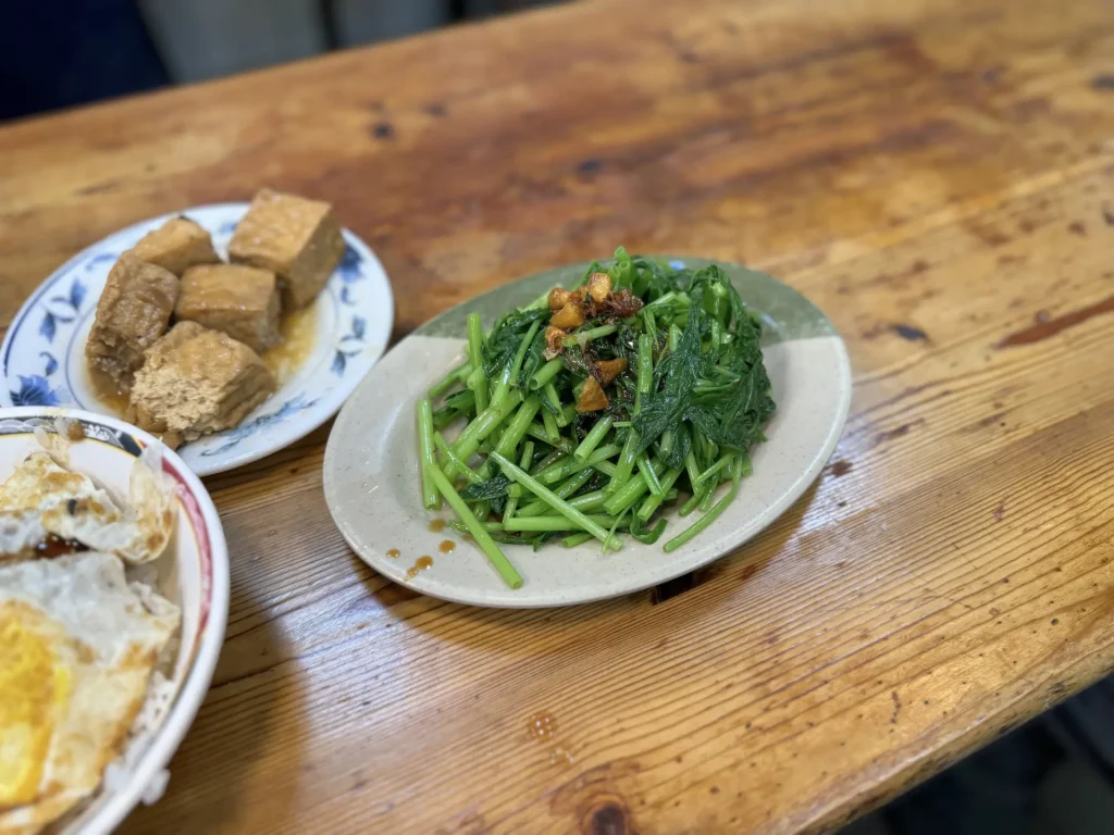 天天利美食坊的燙青菜，上面放的滷汁讓它超重鹹。