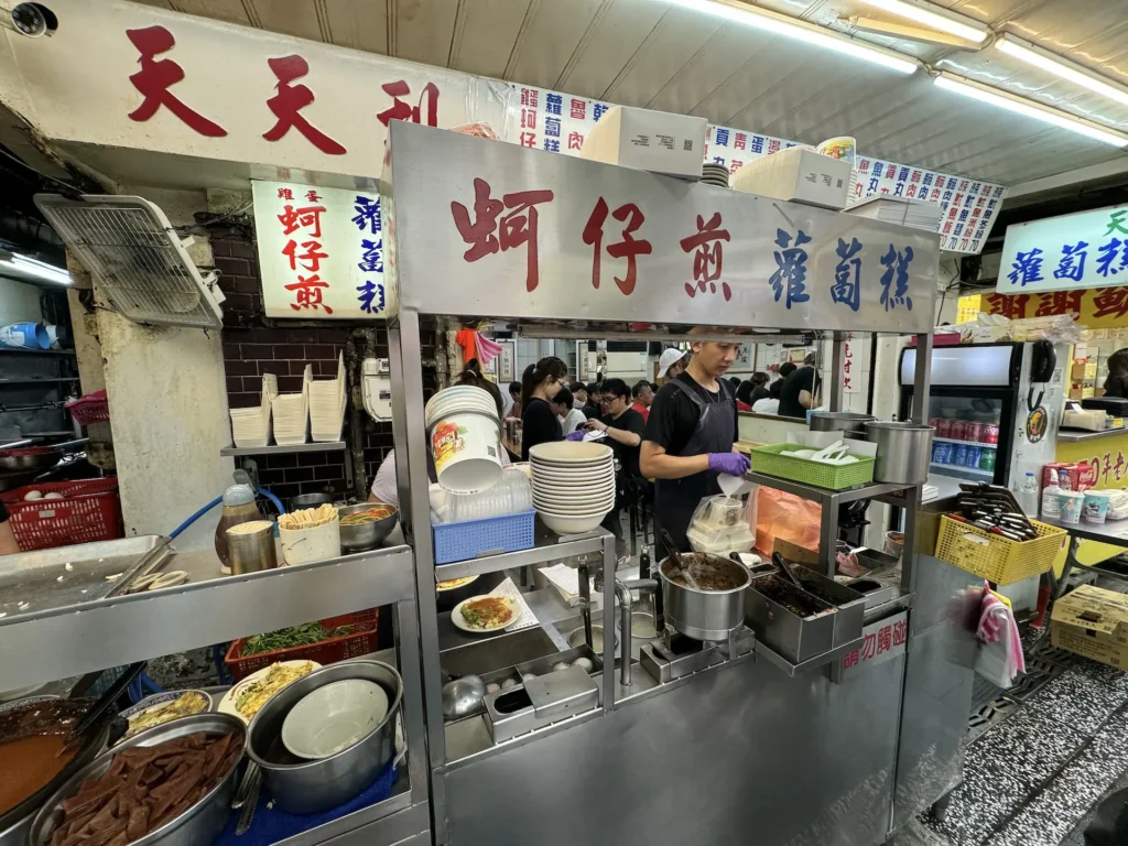 天天利美食坊的店門口還有蚵仔煎、蘿蔔糕。