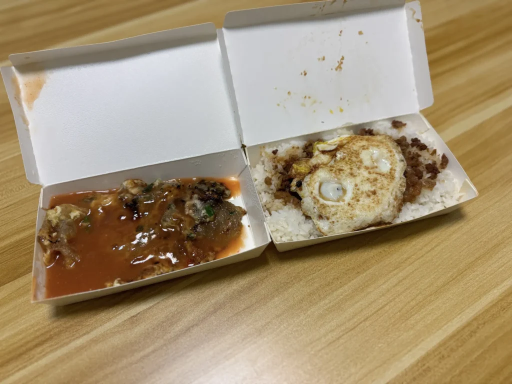 天天利美食坊的滷肉飯、荷包蛋與雞蛋蚵仔煎外帶