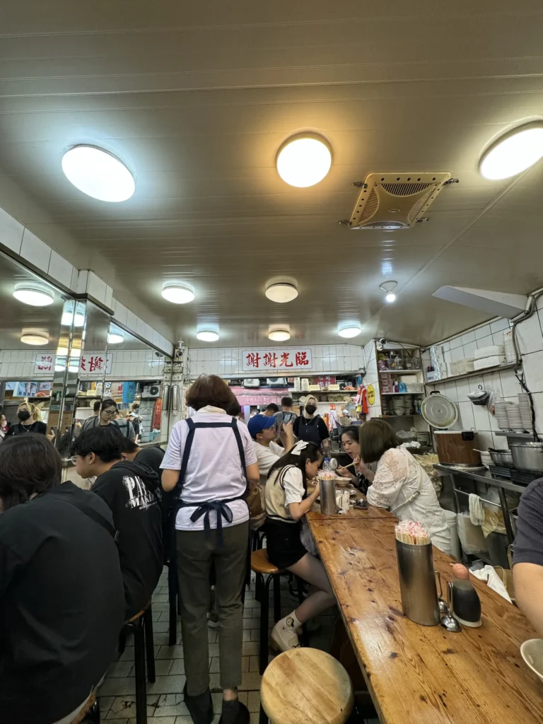 天天利美食坊店裡非常擁擠，彼此座位都相當緊湊。