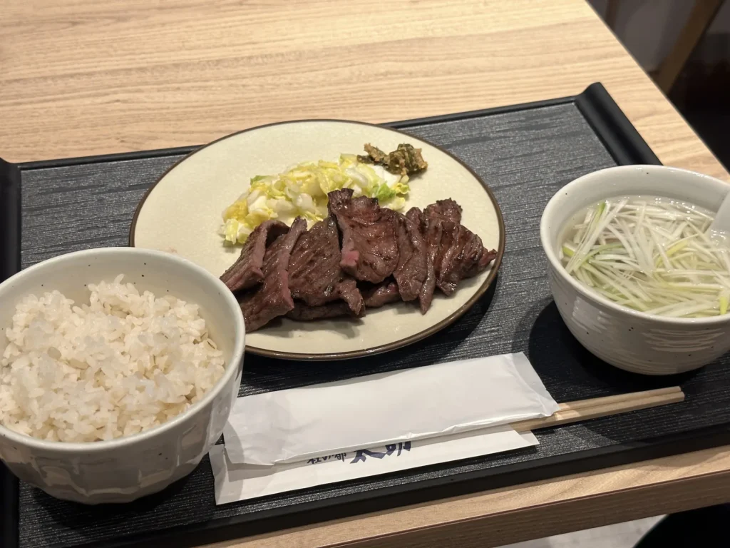 仙台牛たん焼専門店・杜の都太助的牛舌套餐。