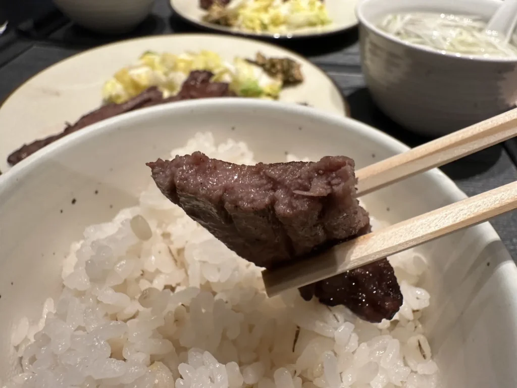 仙台牛たん焼専門店・杜の都太助的牛舌再配上大麥飯吃，真的超級下飯的。