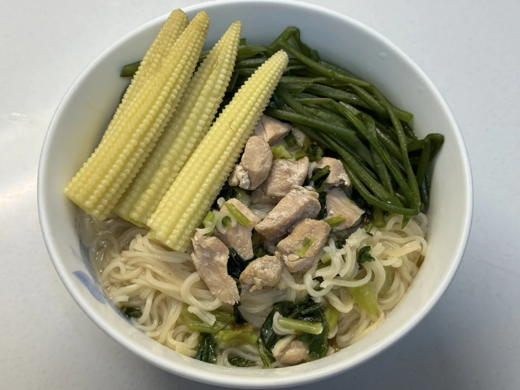 台酒紹興雪菜雞肉麵加了玉米筍與空心菜一起煮的成品