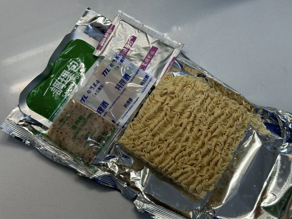 台酒紹興雪菜雞肉麵拆開後的乾麵餅與調理包