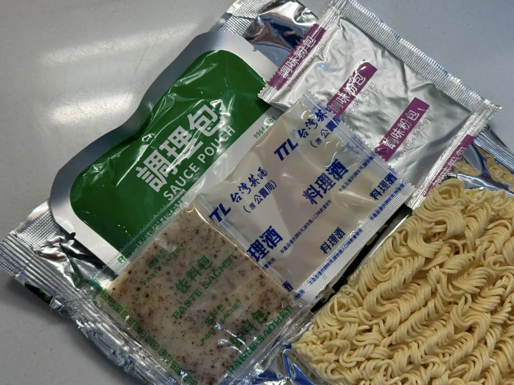 台酒紹興雪菜雞肉麵的雞肉雪菜調理包特寫