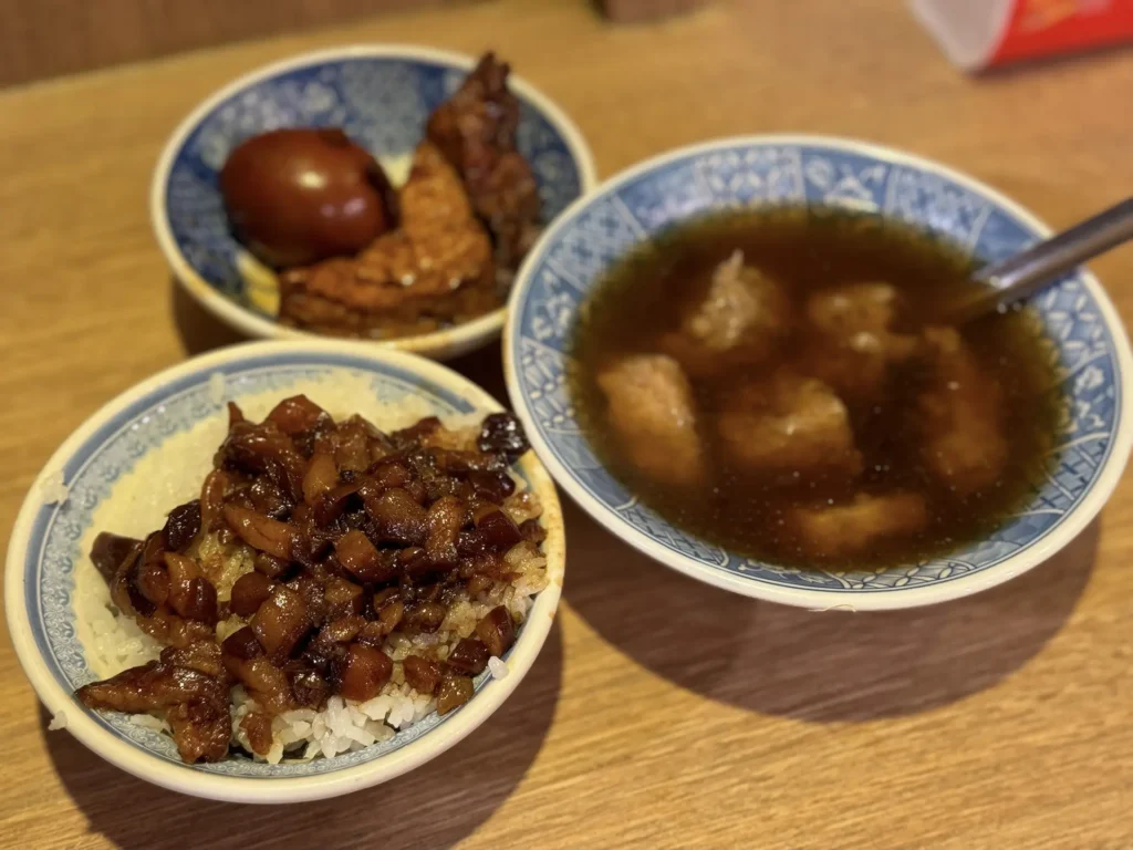 小王煮瓜的魯肉飯、瓜仔肉湯、油豆腐、滷蛋。