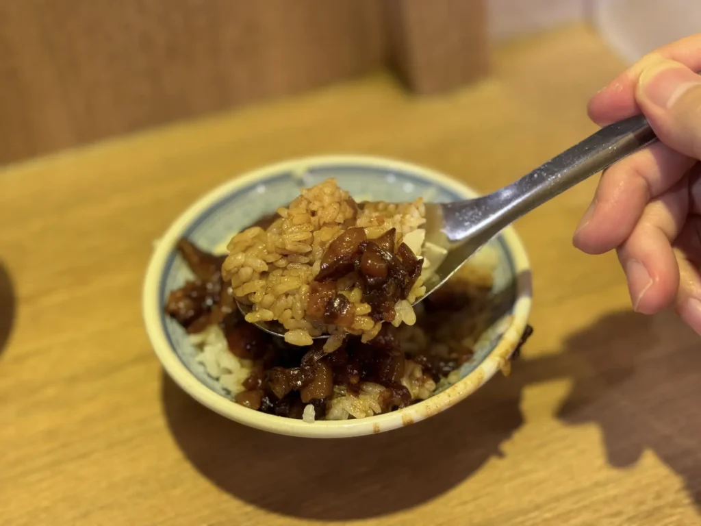 小王煮瓜的魯肉飯，有黑金之稱，吃起來確實不錯。