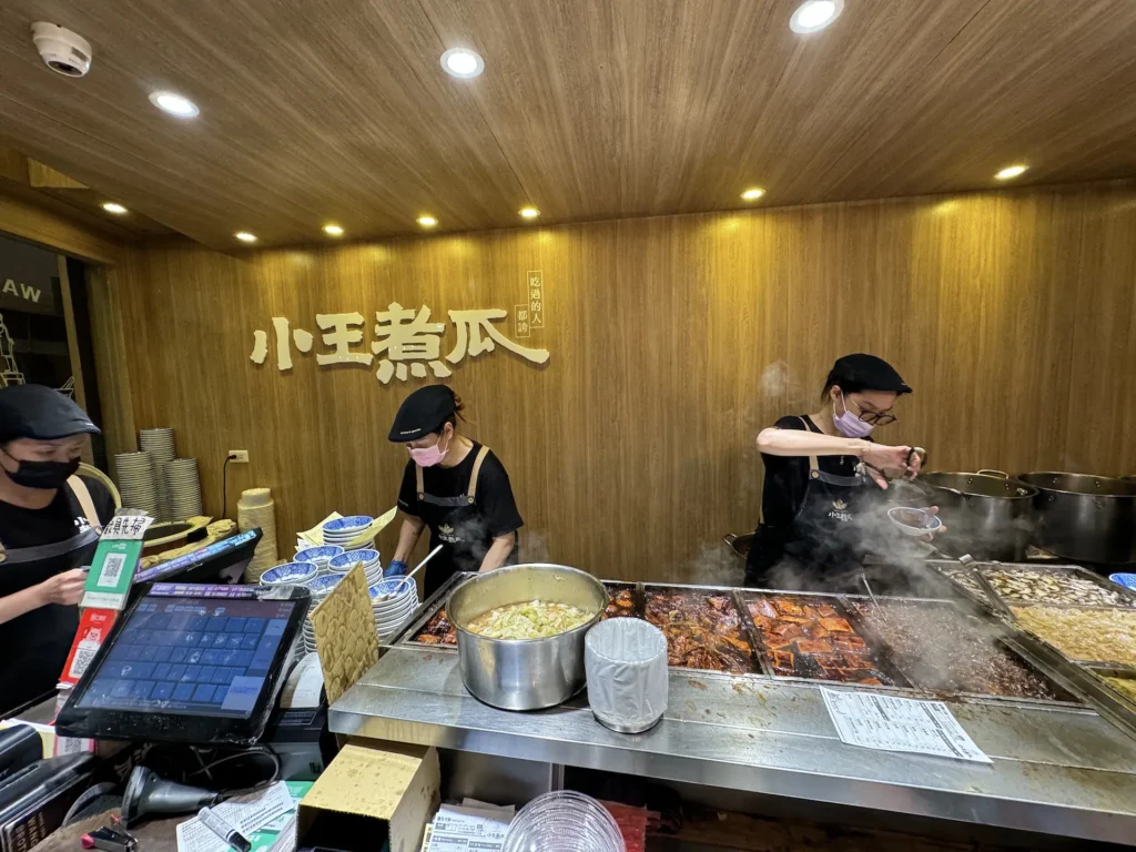 小王煮瓜的攤位內部大概有兩人在處理餐點。