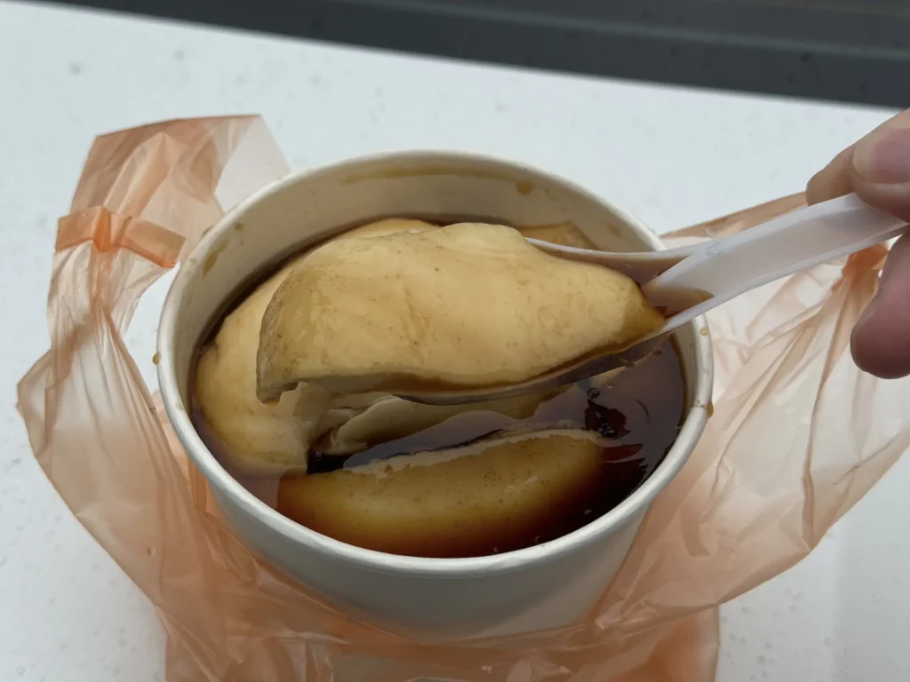 芋艿川的豆花特寫，綿密豆花淋上糖水並加了芋頭配料