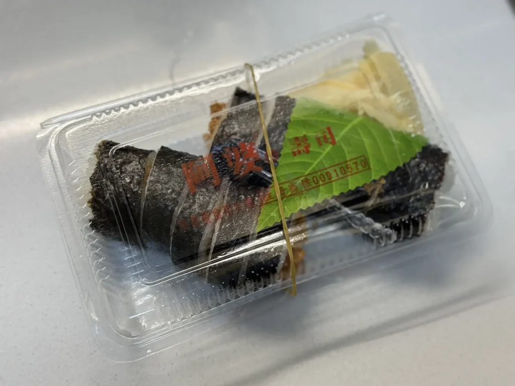 鶯歌阿婆壽司外帶的一盒壽司，海苔壽司與豆皮壽司裝在盒裡