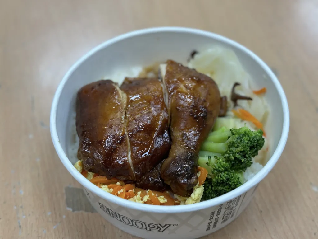 梁社漢排骨的腿庫飯,滷得油亮的腿庫肉配上白飯與青菜