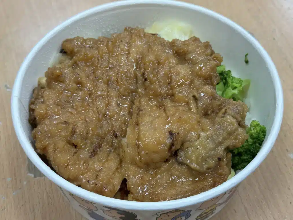 梁社漢排骨的酥炸排骨飯,金黃酥脆的大排骨鋪在飯上