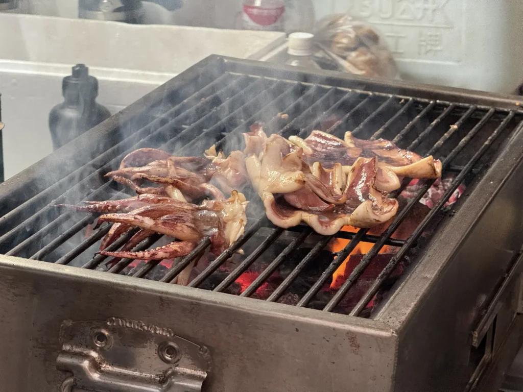 夯肉燒烤餐車，在處理花枝。