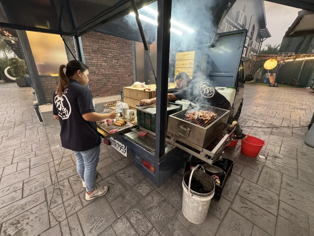 夯肉燒烤餐車煙超大，還好沒有開進民宿裡。