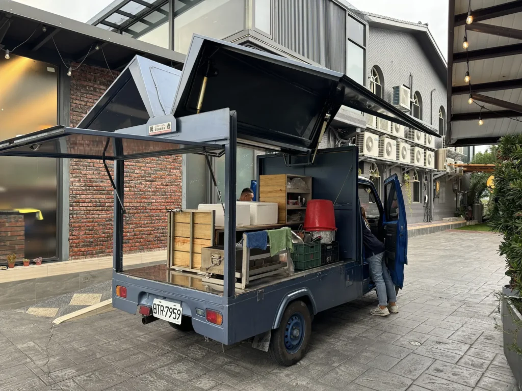 夯肉燒烤餐車打開。