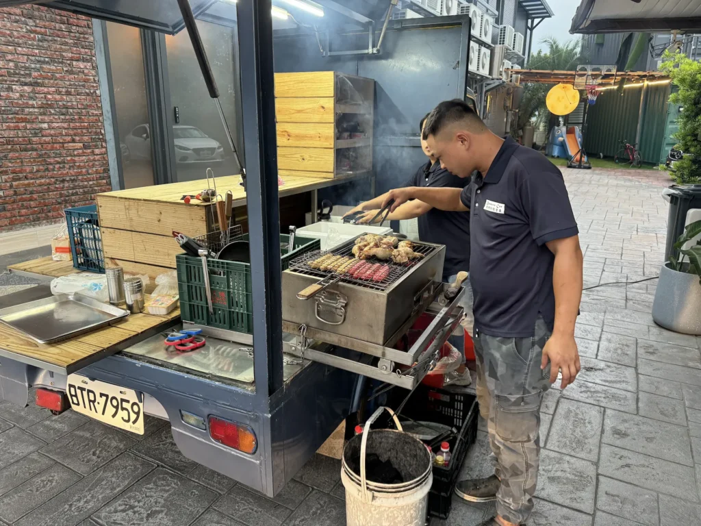 夯肉燒烤餐車開始處理食材。