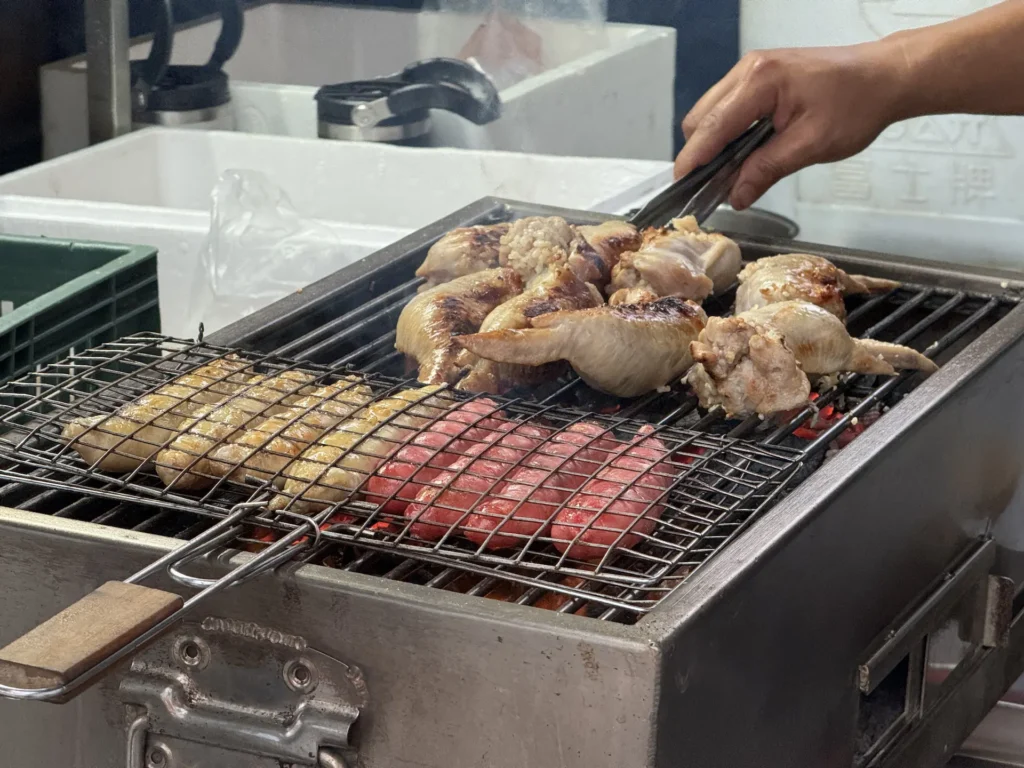 夯肉燒烤餐車在烤翅包飯。