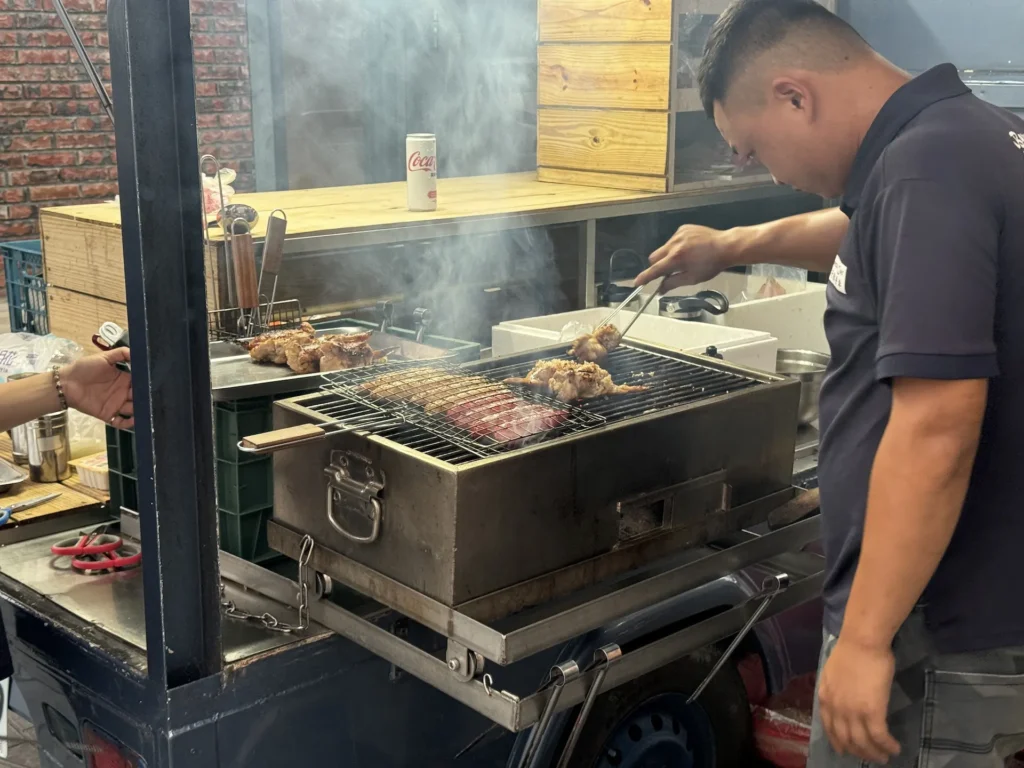 夯肉燒烤餐車，此時已經站一堆小孩在旁邊看了。