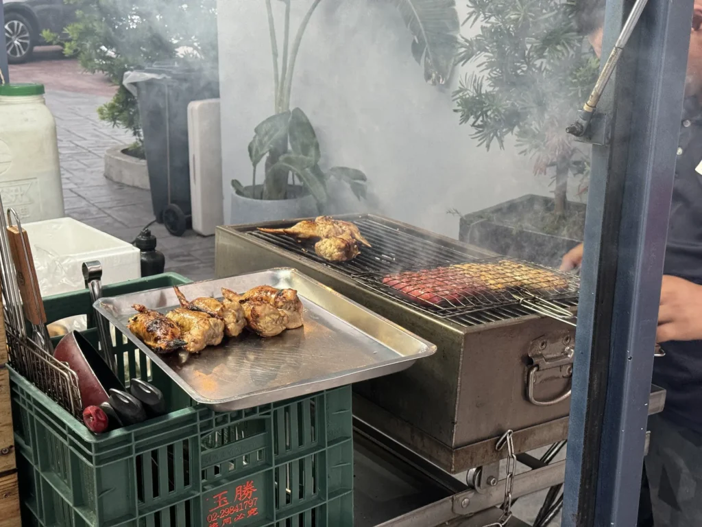 夯肉燒烤餐車，烤有油脂的東西時，煙就會超大。