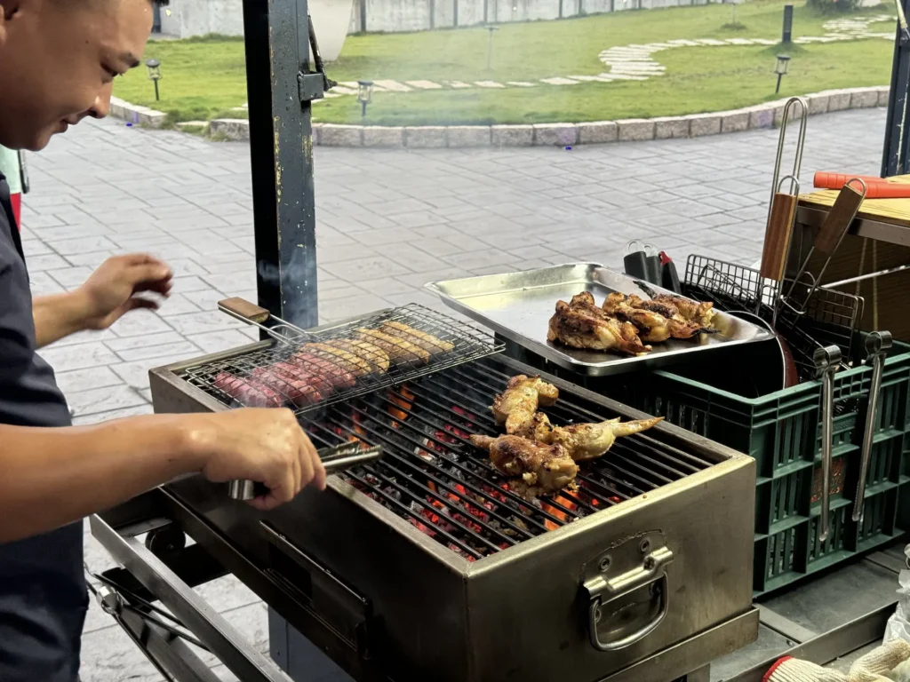 夯肉燒烤餐車，在烤翅包飯了。