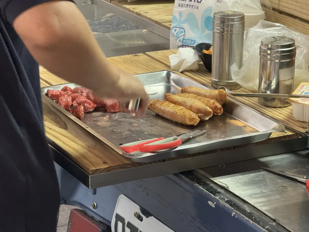 夯肉燒烤餐車，處理能上桌速度很快的食材。