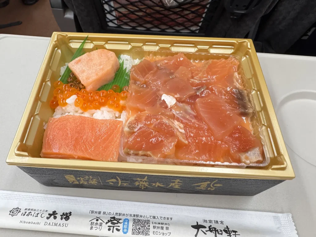 東京車站購買的鮭魚與鮭魚卵便當特寫