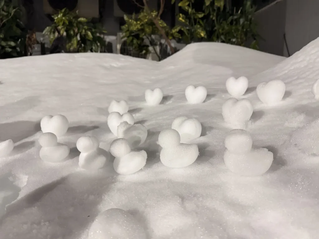 東映酒店外堆起的小雪鴨與愛心造型雪雕