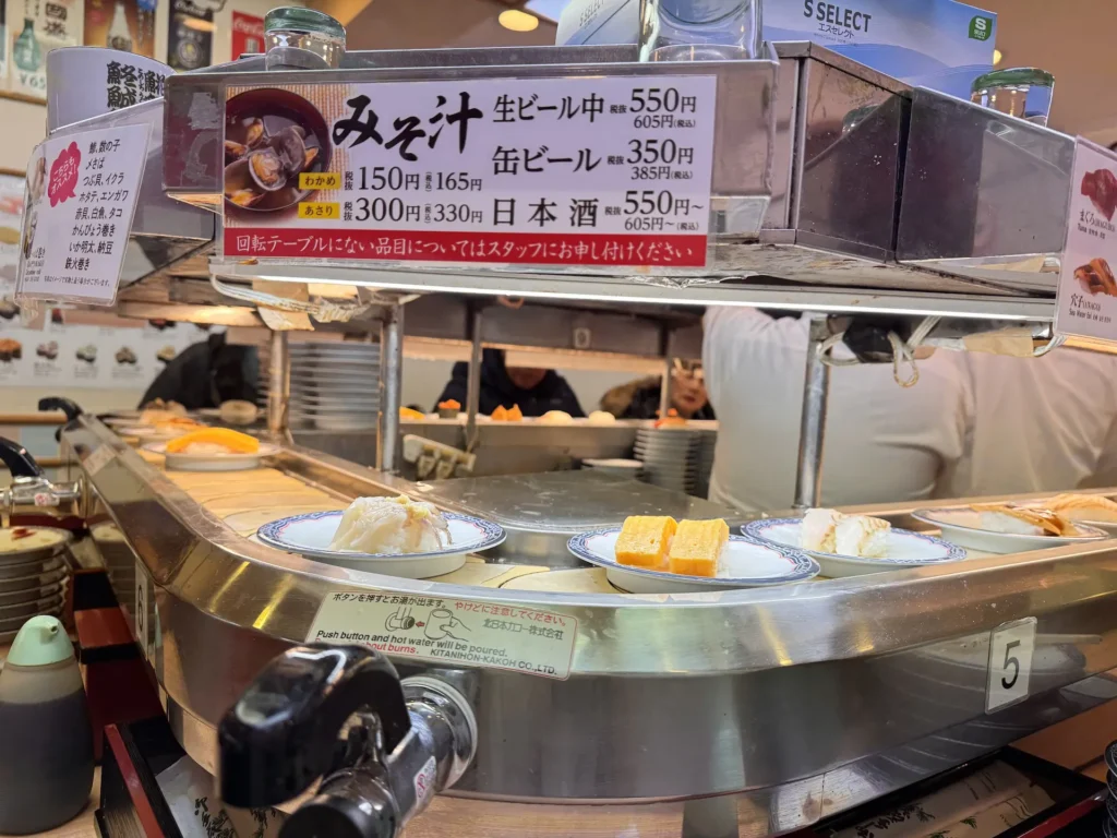 新橋站附近日本迴轉壽司店吧台與輸送帶壽司