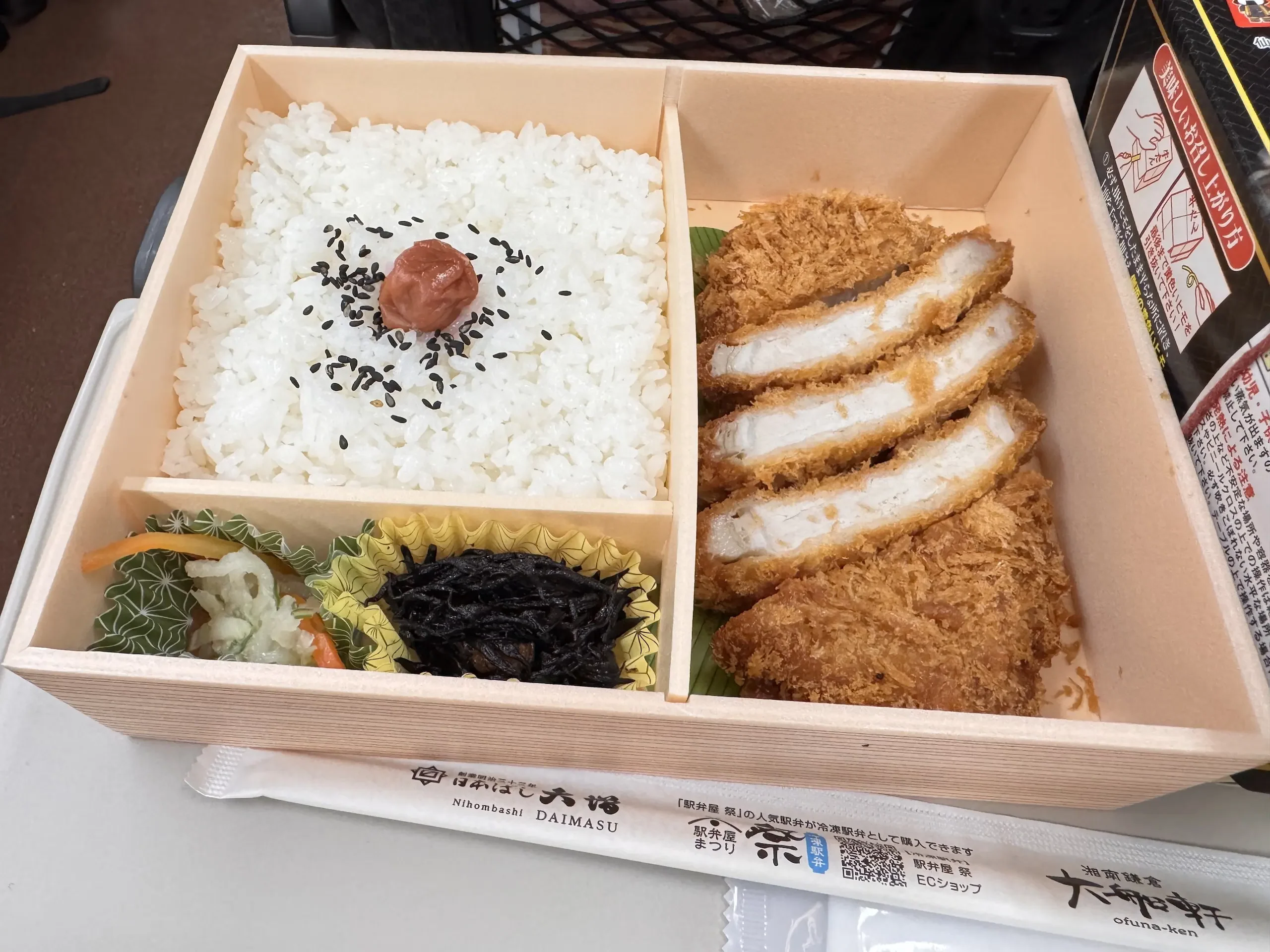 東京車站購買的炸豬排便當內部實拍，白飯搭配厚切炸豬排