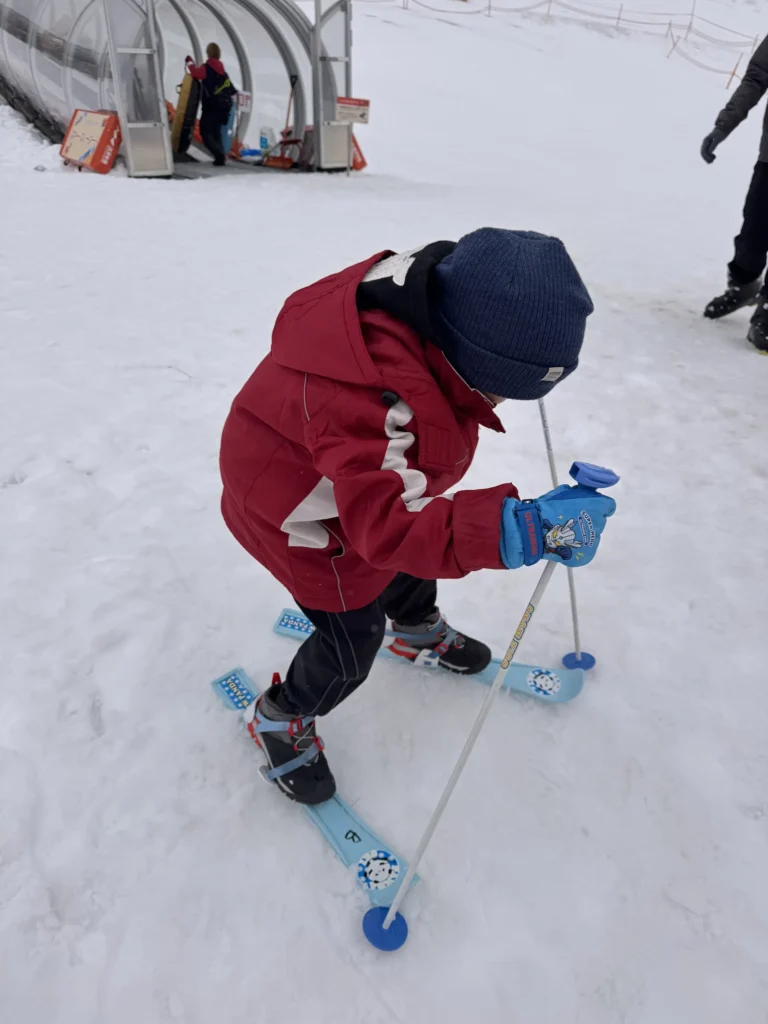 湯澤中里滑雪場小孩穿紅色外套學習滑 ski