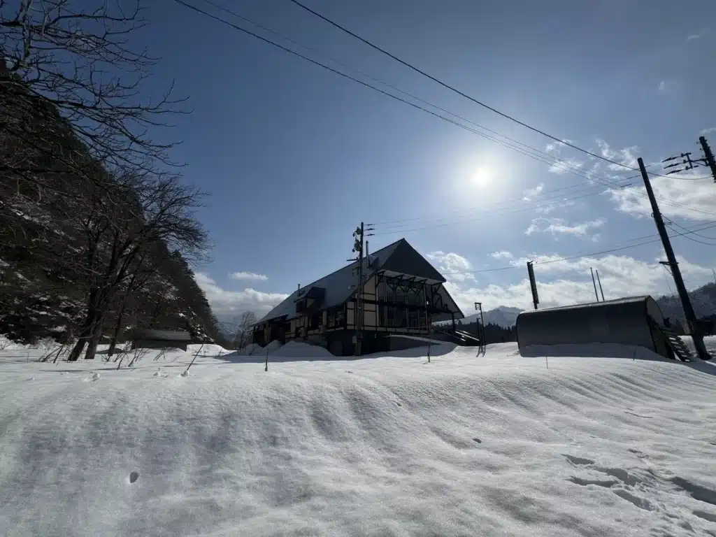 雪國農園湯澤草莓村外面，我們正在一邊等計程車來，一邊在這裡欣賞雪國風光。