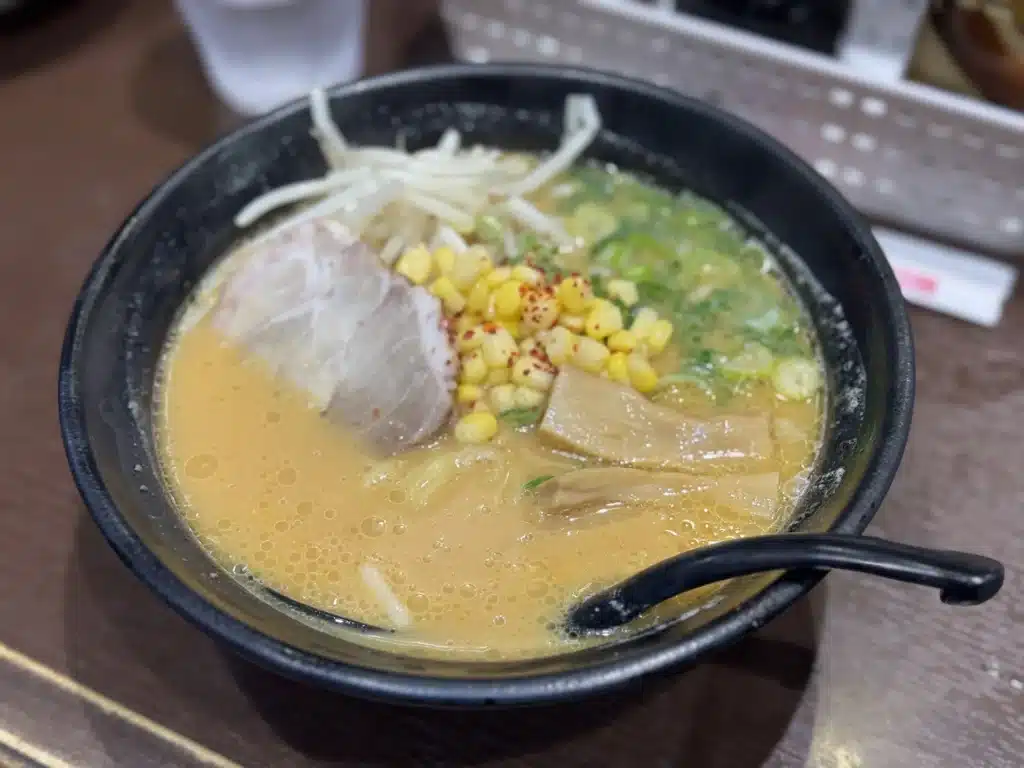 一碗味噌拉麵，包含玉米、叉燒、筍乾、蔥花與豆芽，湯頭呈現濃厚金黃色。