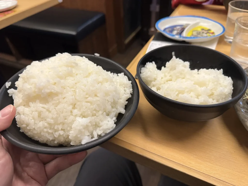 越後とんかつ人参亭的白飯份量對比,一碗為大盛,一碗為普通盛。