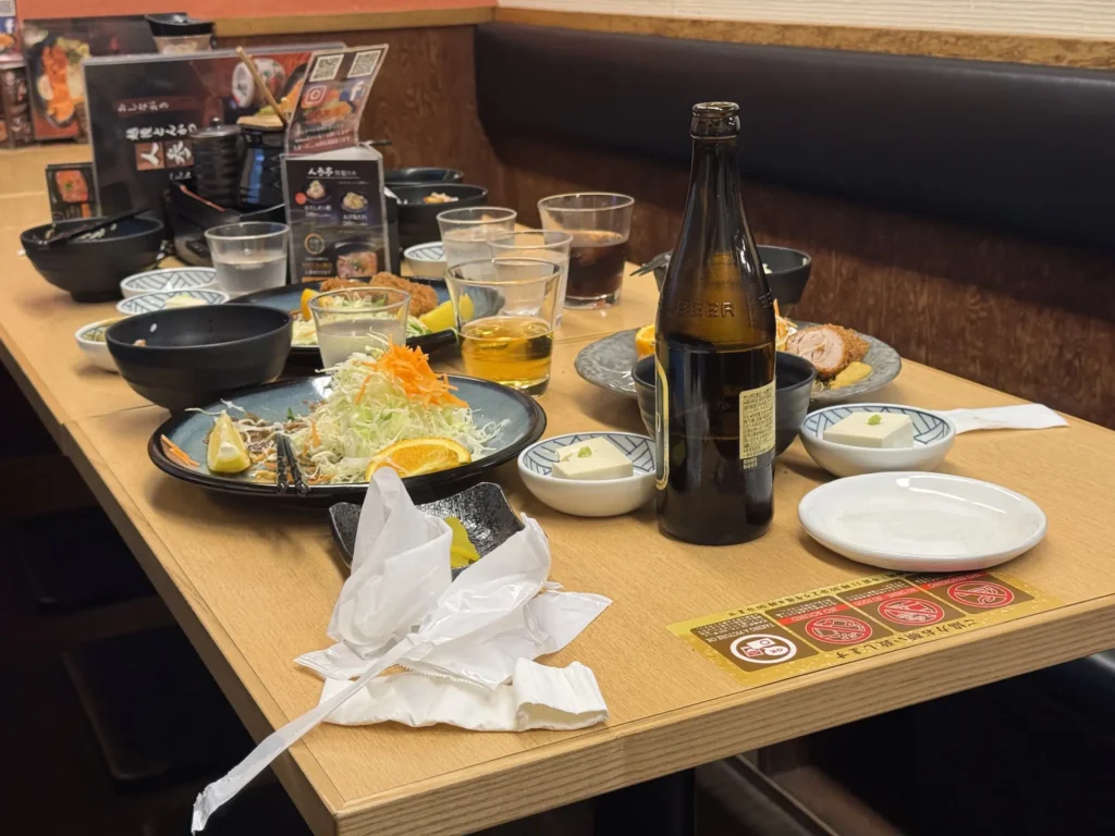 不過,當場也看到日本人浪費食物的一面,但是這種人全世界都存在(放有豬排的盤子都至少還有一半以上的豬排份量)。