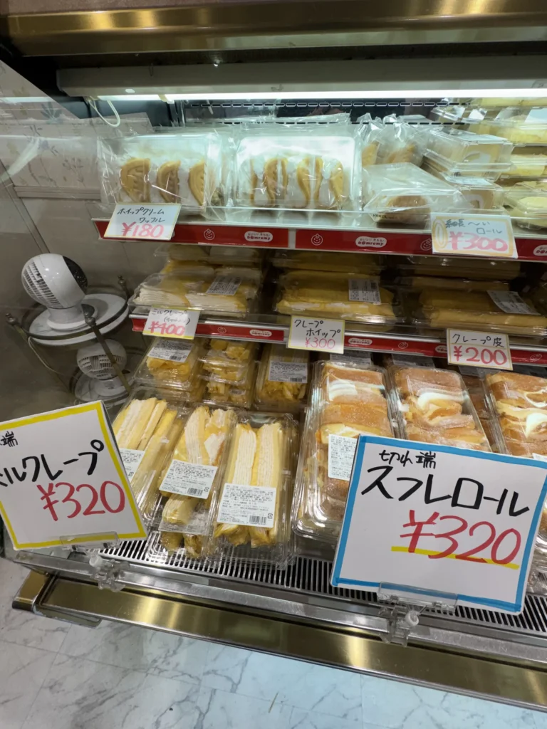 冷藏櫃陳列著各種千層蛋糕、捲餅與奶油夾心甜點,價格多落在 180~320 日圓。