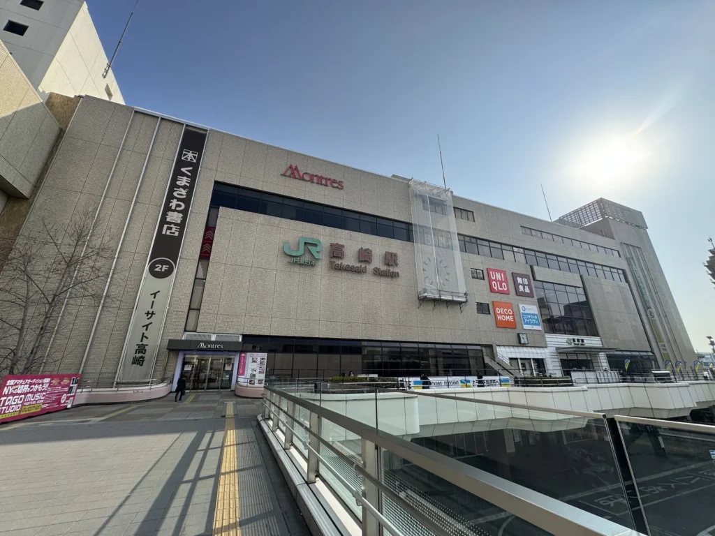 JR 高崎站外觀與車站前廣場,晴天的市區街景