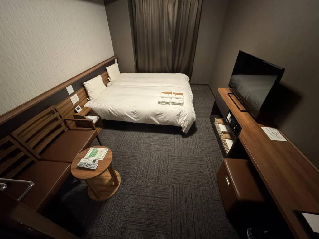 Dormy Inn 客房內部,雙床配置與簡約木質家具